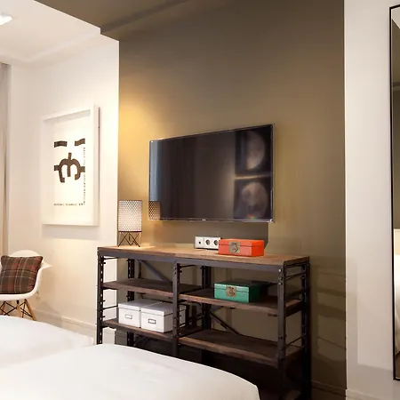 Midtown Apartment *